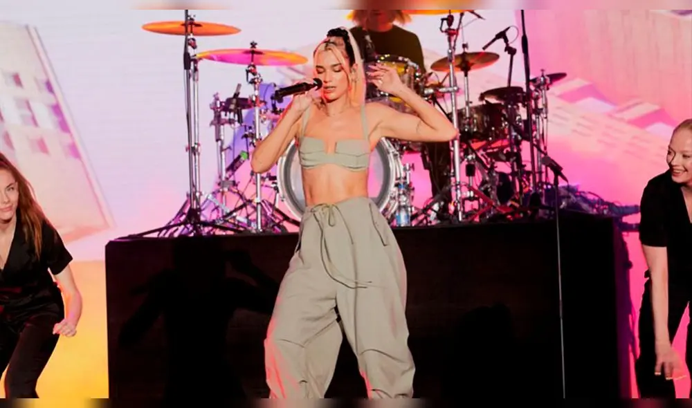Dua Lipa se quita el sostén y se suma a famosas que no lo usan