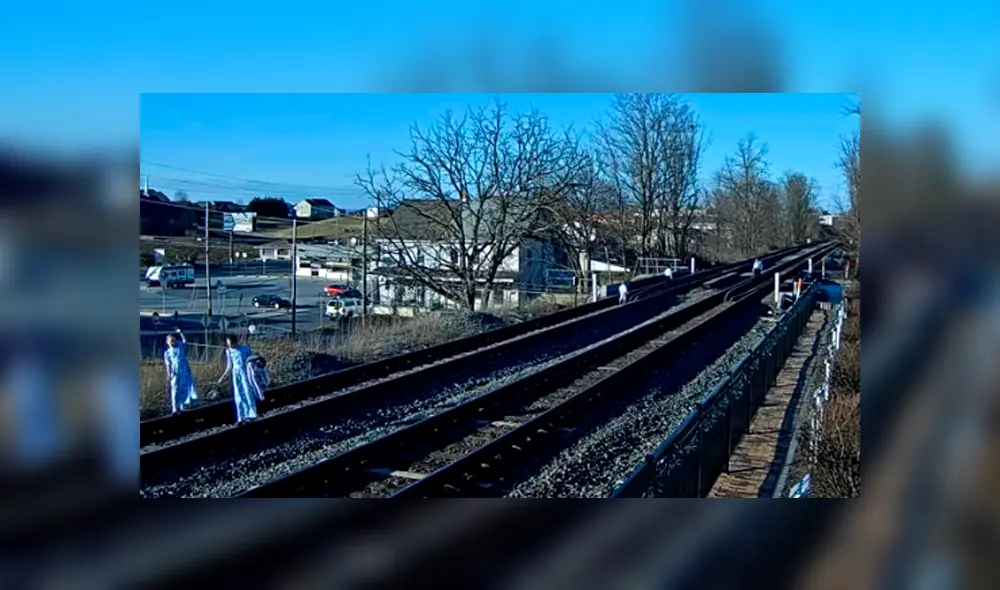 Vía YouTube. Una imprudente familia puso en peligro su vida al intentar fotografiarse en las vías del tren.