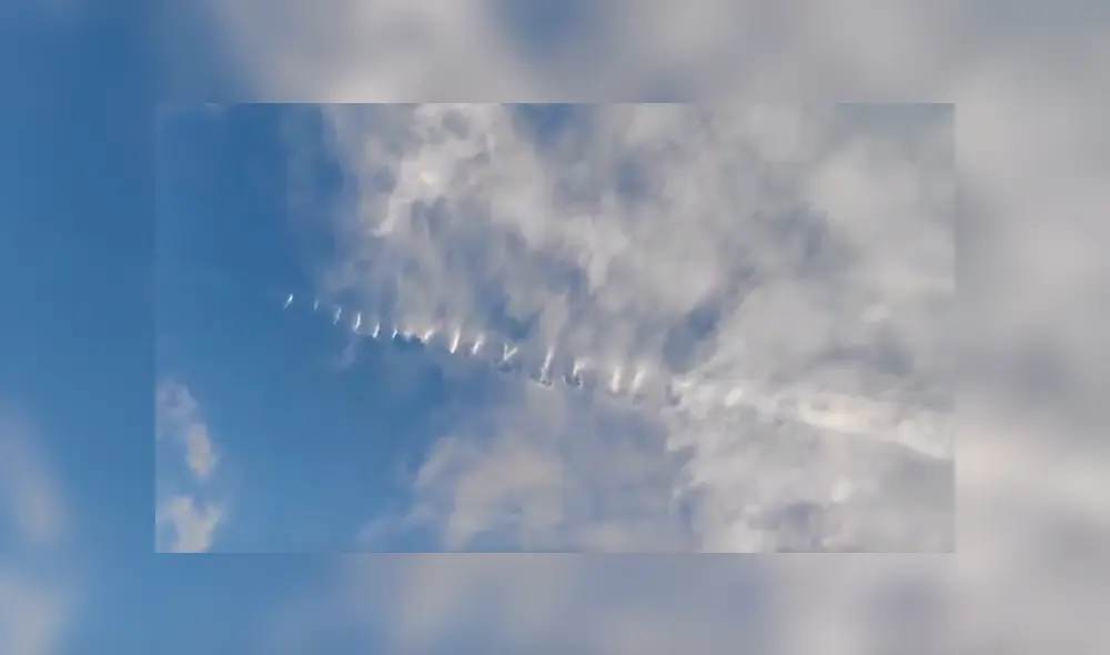 Video es viral en YouTube.  Un hombre grabó el preciso momento en que varias nubes se alinearon, como si fueran una escalera hacia el cielo. Foto: Captura.