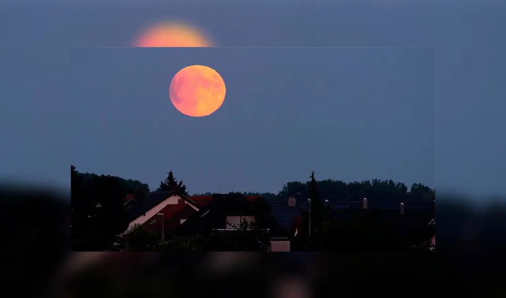La luna adquirió un color rojizo en Alemania. Foto: EFE.