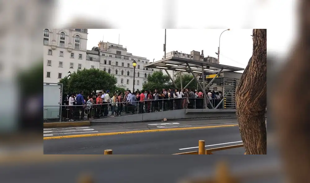 Metropolitano: reportan largas colas afuera de estación