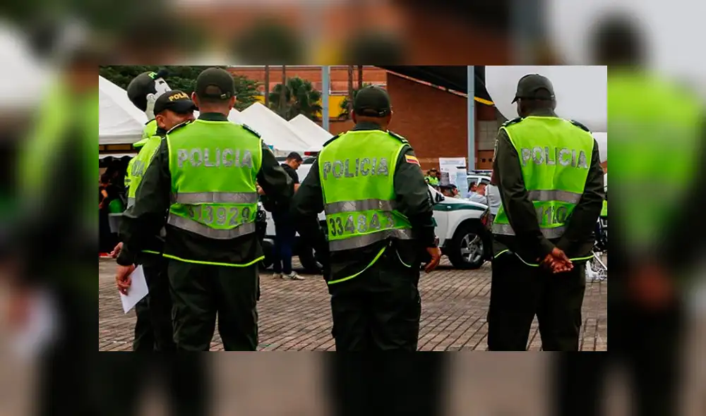 Dos policías y un grupo de jóvenes fueron los protagonistas de un irresponsable acto en pleno estado de emergencia por la COVID-19. Foto: Referencial / Elpais.cr Dos policías y un grupo de jóvenes fueron los protagonistas de un irresponsable acto en pleno estado de emergencia por la COVID-19. Foto: Referencial / Elpais.cr