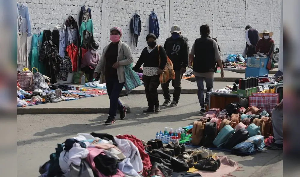 Comerciantes ambulantes se aglomeran afuera de hospital de San Juan de Lurigancho. Créditos: Jorge Cerdán / La República.