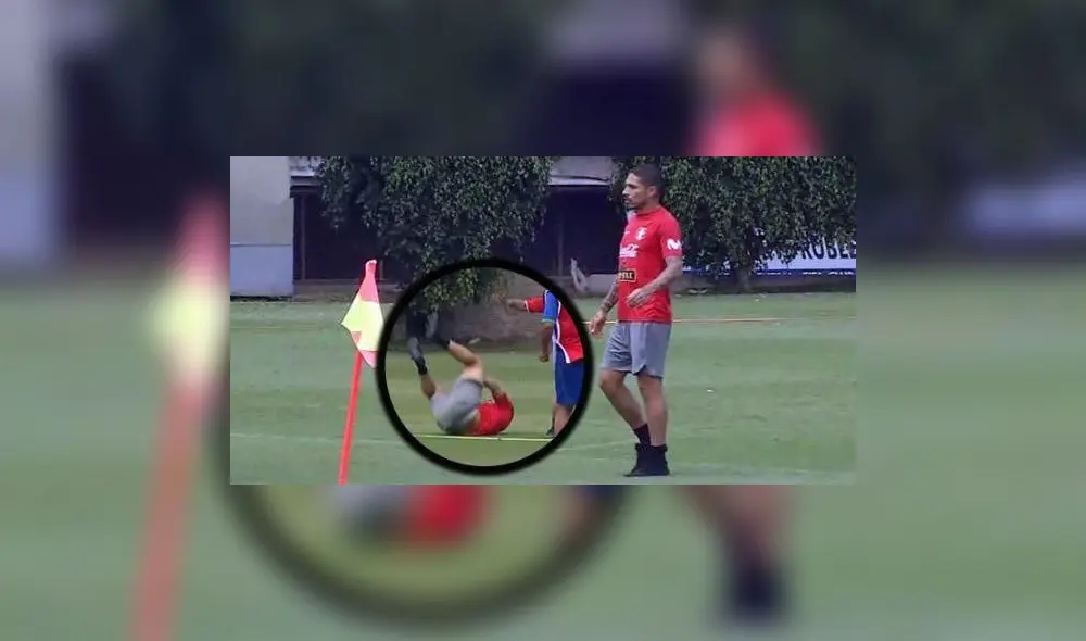 El delantero fue sorprendido por uno de sus rivales y terminó cayendo al suelo por una patada. Foto: ESPN. El delantero fue sorprendido por uno de sus rivales y terminó cayendo al suelo por una patada. Foto: ESPN.