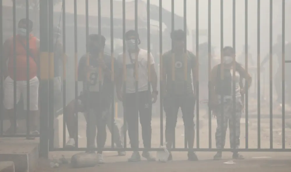 Comerciantes llegaron al mercado y se enfrentaron con la Policía para ingresar y recuperar parte de sus pertenencias. Foto: Jorge Cerdán / La República Comerciantes llegaron al mercado y se enfrentaron con la Policía para ingresar y recuperar parte de sus pertenencias. Foto: Jorge Cerdán / La República