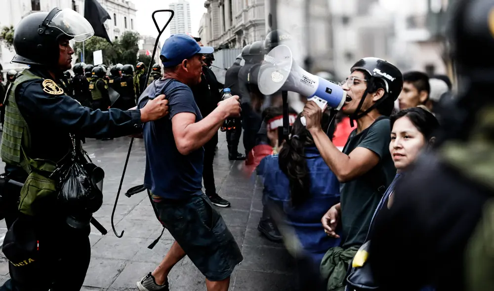 El estado de emergencia nacional principalmente decreta el apoyo de las Fuerzas Armadas a la Policía Nacional en su trabajo de mantener el orden interno ante las crecientes protestas por la situación política en el Perú. Foto: composición de Fabrizio Oviedo El estado de emergencia nacional principalmente decreta el apoyo de las Fuerzas Armadas a la Policía Nacional en su trabajo de mantener el orden interno ante las crecientes protestas por la situación política en el Perú. Foto: composición de Fabrizio Oviedo