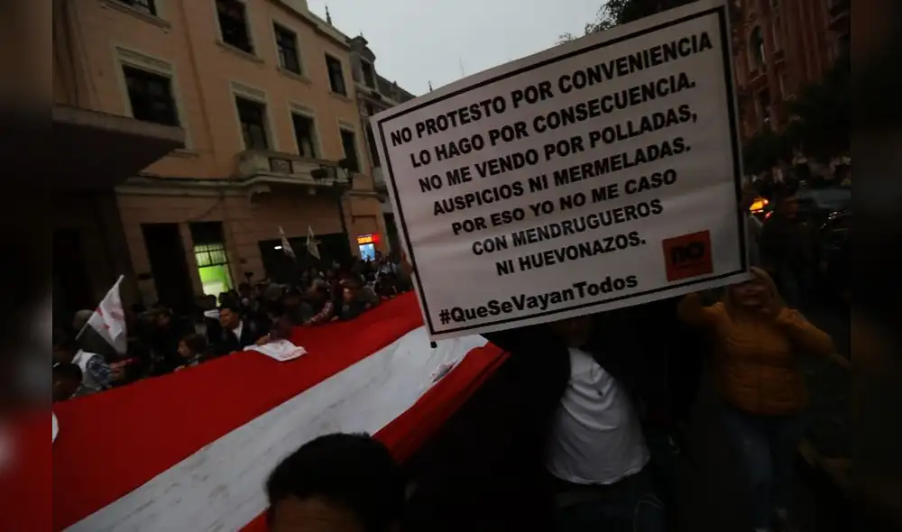 Manifestantes piden que se apruebe el proyecto del Ejecutivo para adelantar las elecciones generales al 2020. Foto: Jorge Cerdán / La República. Manifestantes piden que se apruebe el proyecto del Ejecutivo para adelantar las elecciones generales al 2020. Foto: Jorge Cerdán / La República.