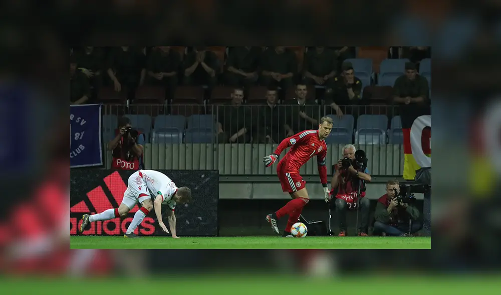 Manuel Neuer impacta al mundo con espectacular regate contra el banderín  [VIDEO]