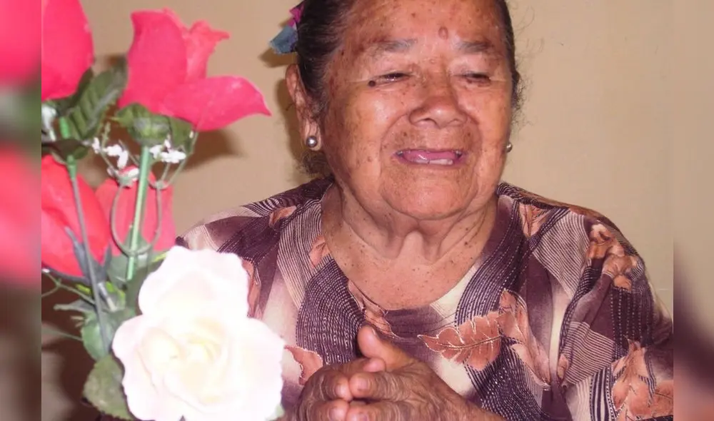 El cuadro más valioso que Josefa conserva es éste cuando le da una ofrenda al Papa Juan Pablo II. Es la única de dos reliquias que tenía de él. Foto: Luis Paucar. El cuadro más valioso que Josefa conserva es éste cuando le da una ofrenda al Papa Juan Pablo II. Es la única de dos reliquias que tenía de él. Foto: Luis Paucar.