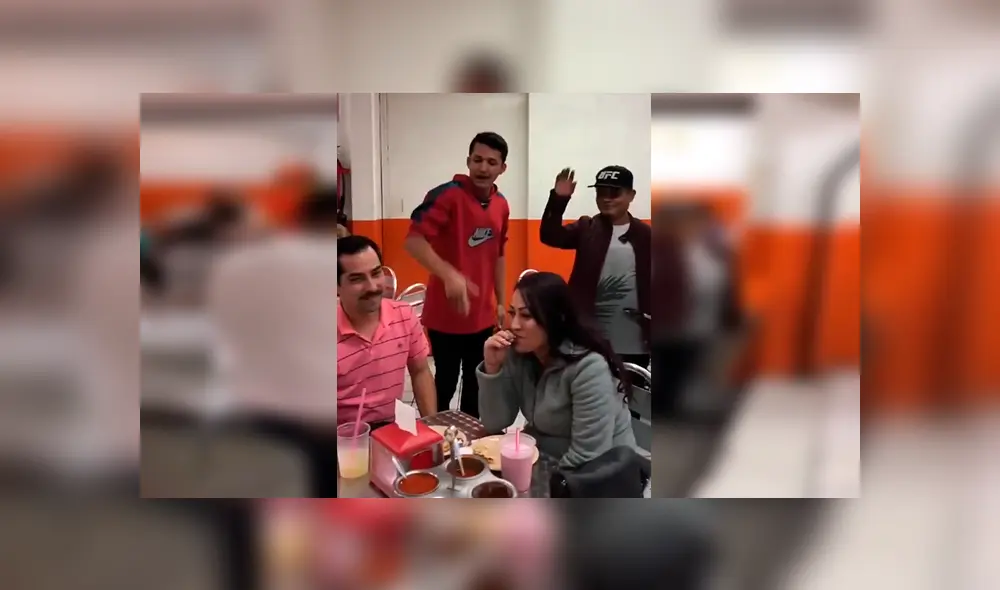 En YouTube, unos jóvenes ingresaron a un restaurante y realizan freestyle usando de ejemplo a los clientes.