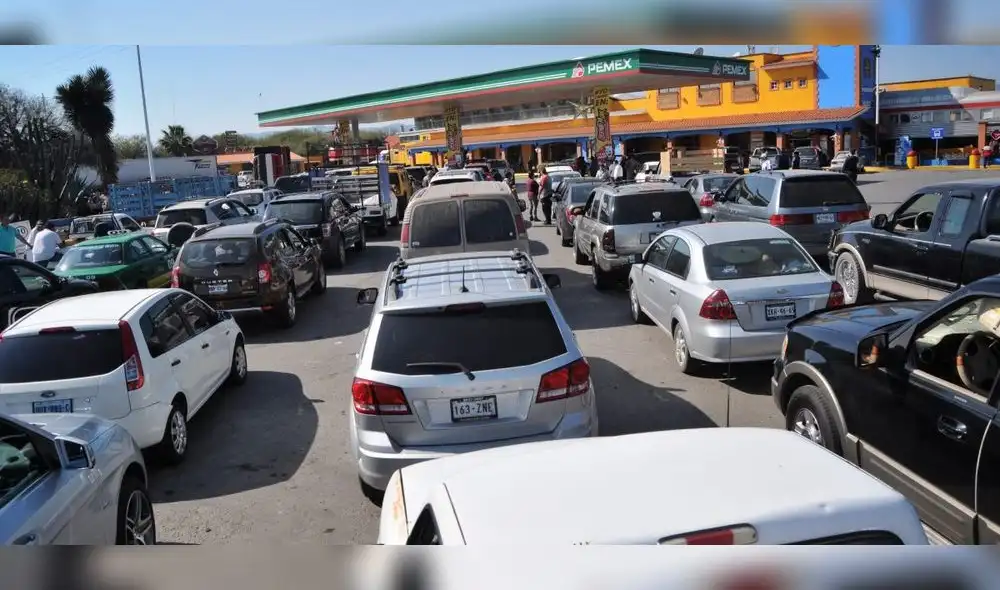 Mexicanos "gastan" fin de semana para cargar gasolina ante desabastecimiento
