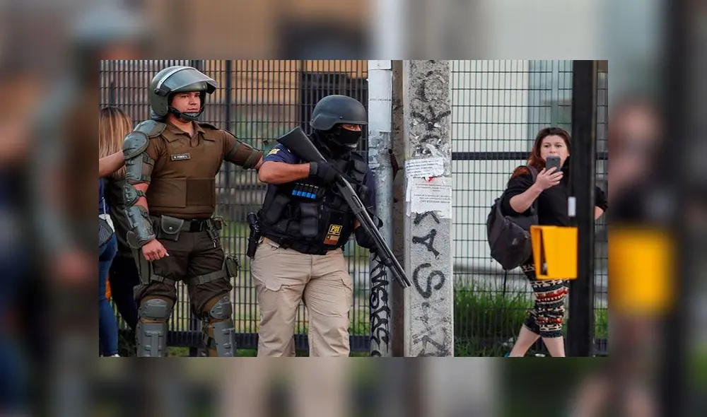 Carabineros de Chile vigilaron a los protestantes. Foto: EFE Carabineros de Chile vigilaron a los protestantes. Foto: EFE