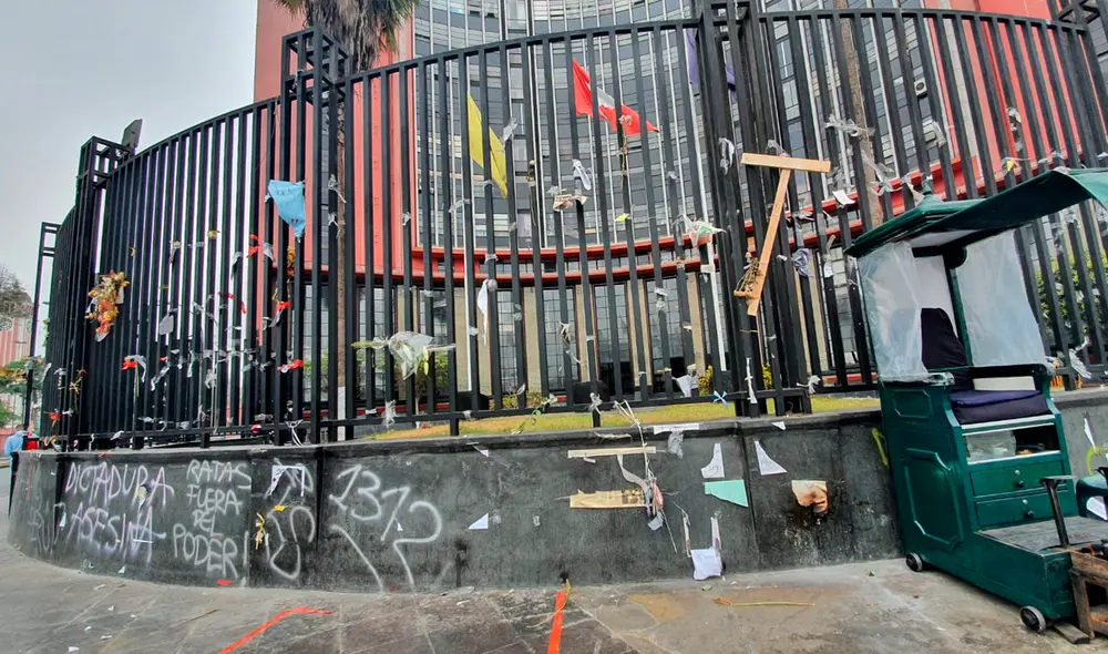 Solo quedaron algunas flores y restos de cinta con las que pegaron los carteles. Foto: Vanessa Trebejo / URPI-GLR Solo quedaron algunas flores y restos de cinta con las que pegaron los carteles. Foto: Vanessa Trebejo / URPI-GLR