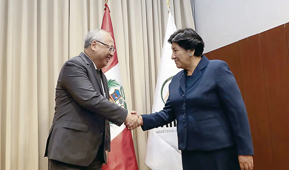 Cambio. Ayer, Susana Vilca asumió el cargo de ministra de Energía y Minas. El exministro Juan Liu le deseó suerte. (Foto: Minem) Cambio. Ayer, Susana Vilca asumió el cargo de ministra de Energía y Minas. El exministro Juan Liu le deseó suerte. (Foto: Minem)