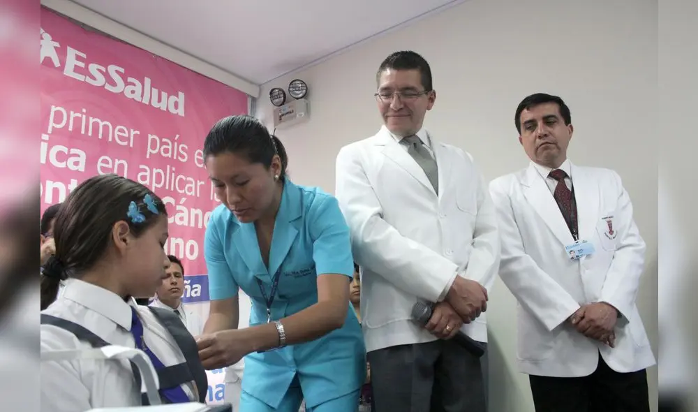 Campañas de vacunación de EsSalud protegen a asegurados de 24 enfermedades