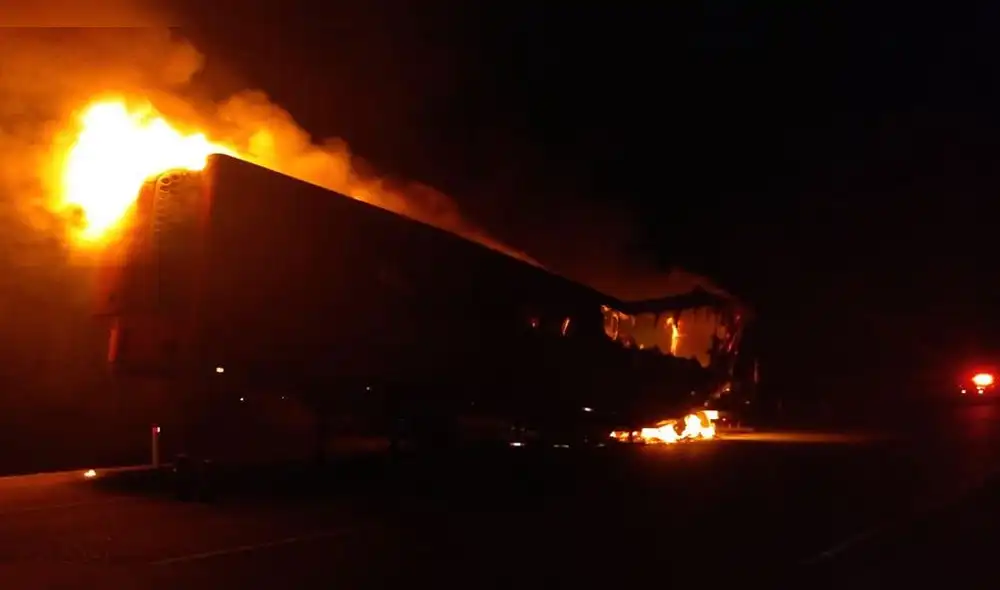 Dos se salvan de morir tras incendiarse camión con carga en Tacna