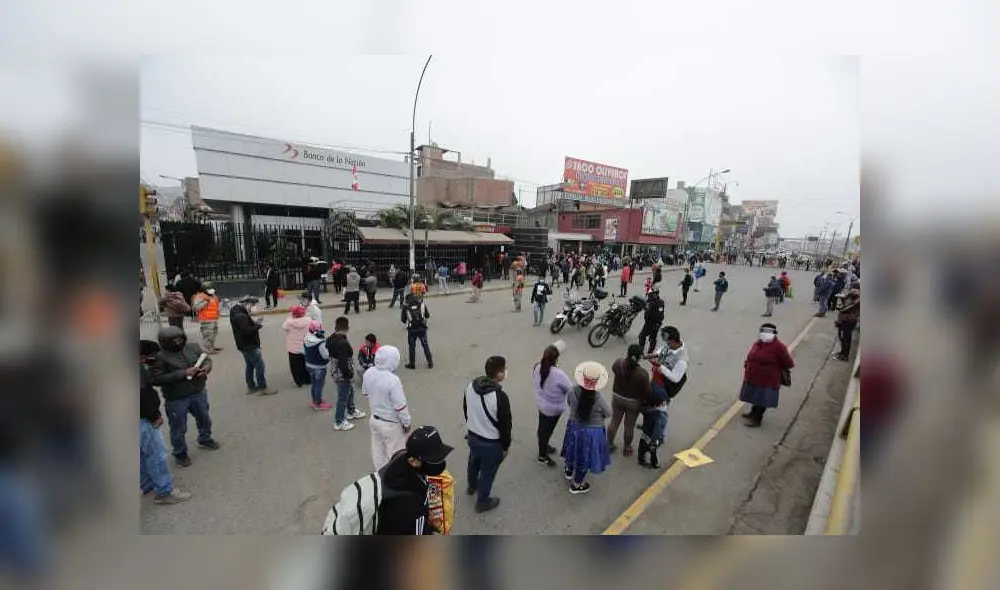 Largas colas se registran en el Banco de la Nación del óvalo de Puente Piedra por el cobro del bono familiar. Foto: John Reyes/ La República. Largas colas se registran en el Banco de la Nación del óvalo de Puente Piedra por el cobro del bono familiar. Foto: John Reyes/ La República.