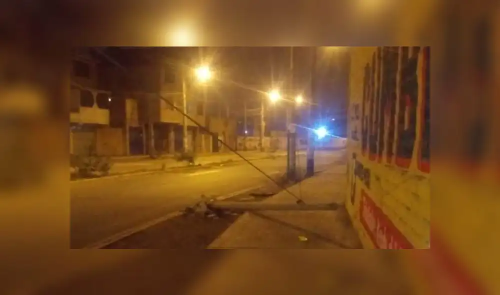 SMP: poste de alumbrado público inclinado alarma a población
