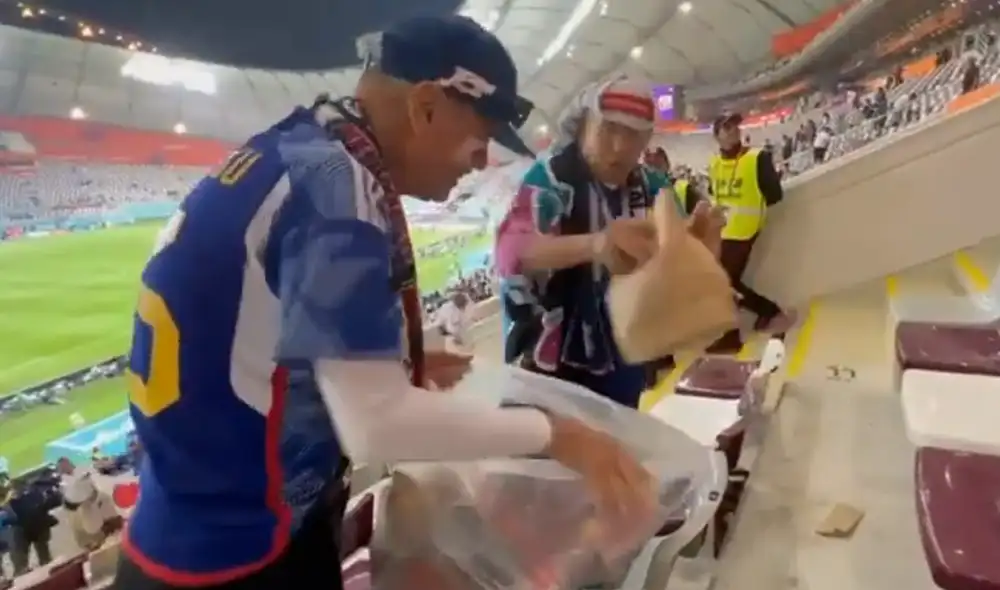 Hinchas dieron el ejemplo limpiando las butacas y pasillos del recinto.Foto: captura/@alkasschannel Hinchas dieron el ejemplo limpiando las butacas y pasillos del recinto.Foto: captura/@alkasschannel