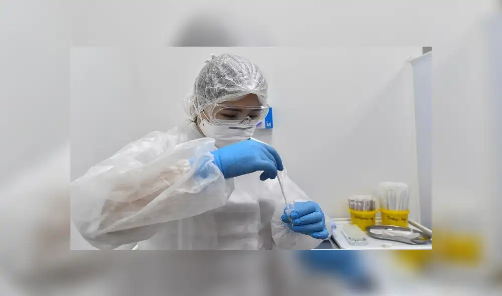 A member of the medical staff at Gemotest, wearing personal protective equipment (PPE) works with a saliva sample at the COVID-19 testing facility in Moscow on May 2, 2020, amid the spread of the novel coronavirus, COVID-19. - Russia on May 2, 2020, reported its largest increase in coronavirus cases with the new infections rising by nearly 10,000 in a single day. (Photo by Vasily MAXIMOV / AFP) A member of the medical staff at Gemotest, wearing personal protective equipment (PPE) works with a saliva sample at the COVID-19 testing facility in Moscow on May 2, 2020, amid the spread of the novel coronavirus, COVID-19. - Russia on May 2, 2020, reported its largest increase in coronavirus cases with the new infections rising by nearly 10,000 in a single day. (Photo by Vasily MAXIMOV / AFP)