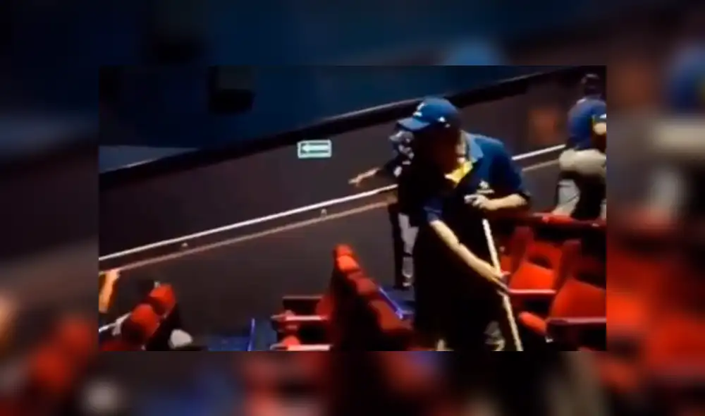 Facebook viral: brutal caída sufre empleada de Cinépolis mientras limpiaba la sala [VIDEO]