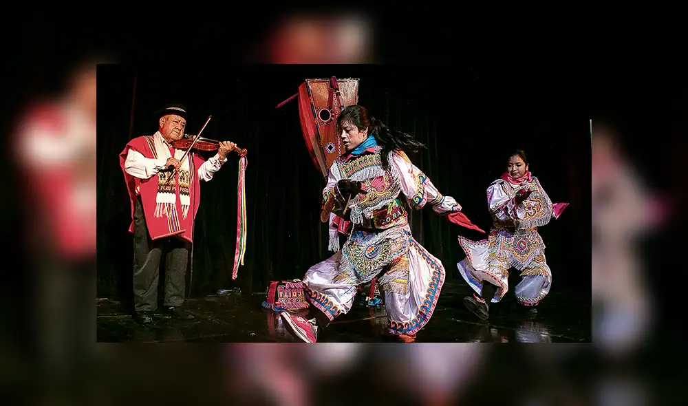Danza de tijeras interpreta por tres mujeres.