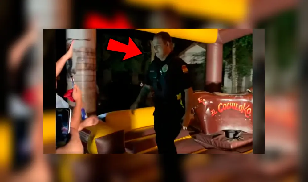 Vía Facebook. Policía se contagió de la euforia de los invitados y acabó protagonizando un bochornoso momento en la celebración Vía Facebook. Policía se contagió de la euforia de los invitados y acabó protagonizando un bochornoso momento en la celebración