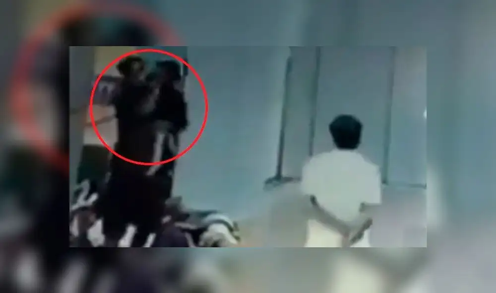 El desconocido se acercó a donde dormía la madre con su hija y la sacó sigilosamente. Foto: Captura RT El desconocido se acercó a donde dormía la madre con su hija y la sacó sigilosamente. Foto: Captura RT