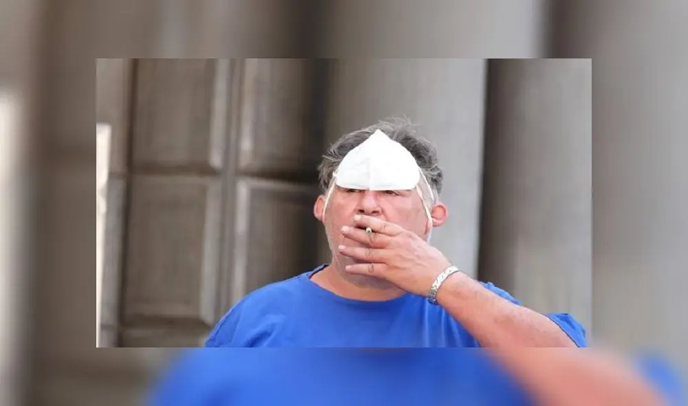Un hombre fumando en la ciudad de Granada (España). Foto: IDEAL Un hombre fumando en la ciudad de Granada (España). Foto: IDEAL
