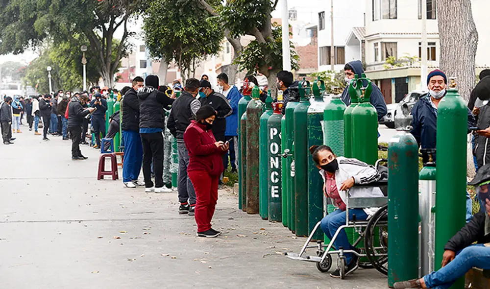 Necesidad. No disminuyen las largas colas por el balón de oxígeno ni tampoco bajan los precios en otros puntos de venta. Foto: Flavio Matos Necesidad. No disminuyen las largas colas por el balón de oxígeno ni tampoco bajan los precios en otros puntos de venta. Foto: Flavio Matos
