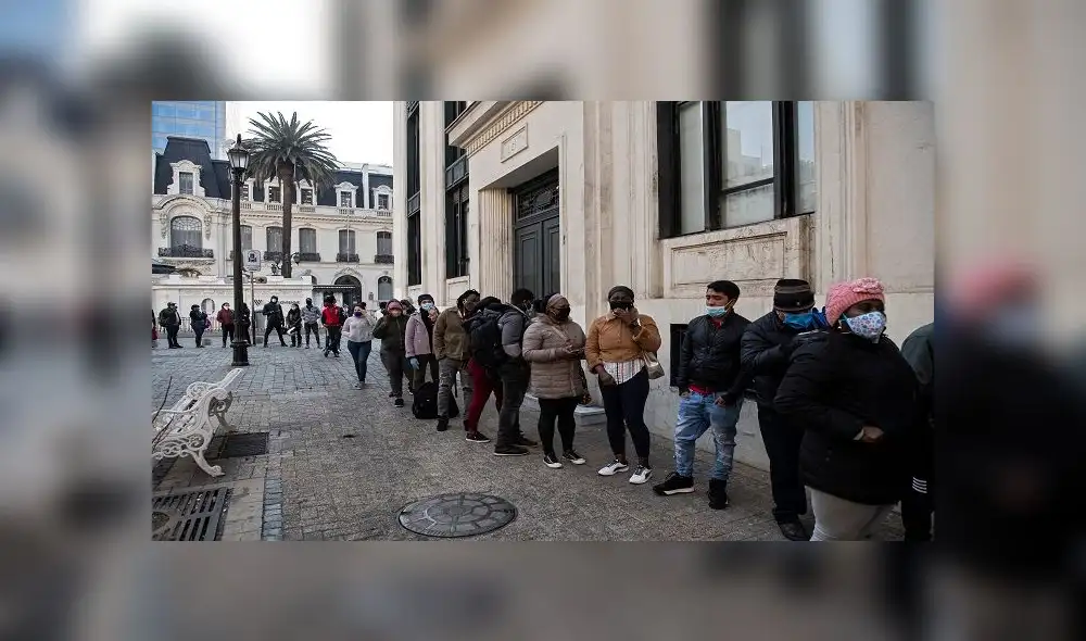 People wear face masks while queueing to enter a branch of the Pension Fund Administrators (AFP) office to start the procedure to withdraw up to a ten percent of their deposits in Santiago, on August 13, 2020. - The early withdrawal from pension funds in Chile, approved as an exceptional measure in the face of the economic crisis derived from the new coronavirus pandemic, "is starting to reactivate the economy", said Chilean Economy Minister Lucas Palacios Wednesday. (Photo by Martin BERNETTI / AFP) People wear face masks while queueing to enter a branch of the Pension Fund Administrators (AFP) office to start the procedure to withdraw up to a ten percent of their deposits in Santiago, on August 13, 2020. - The early withdrawal from pension funds in Chile, approved as an exceptional measure in the face of the economic crisis derived from the new coronavirus pandemic, "is starting to reactivate the economy", said Chilean Economy Minister Lucas Palacios Wednesday. (Photo by Martin BERNETTI / AFP)