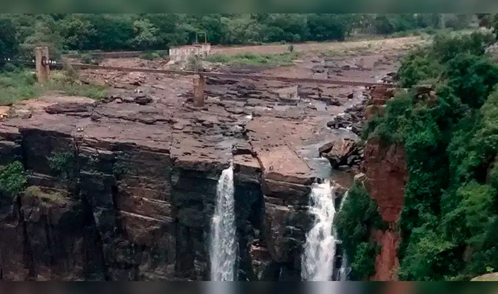 YouTube: intentó tomarse una foto y terminó cayendo al vacío de 50 metros [VIDEO]