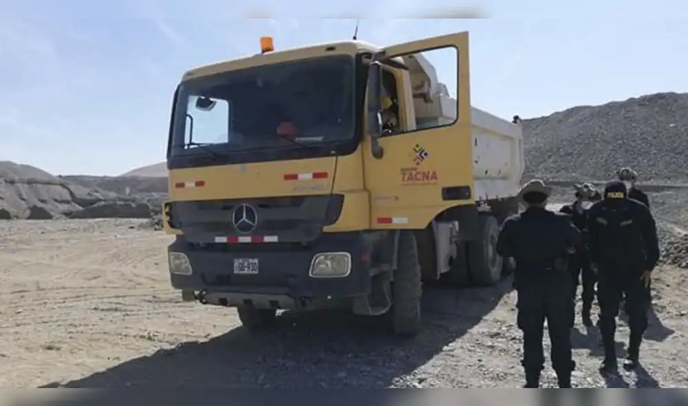 La Policía y el municipio de Tacna, intervinieron a camión del Gobierno Regional, cuando dejaba desmonte , proveniente del hospital COVID