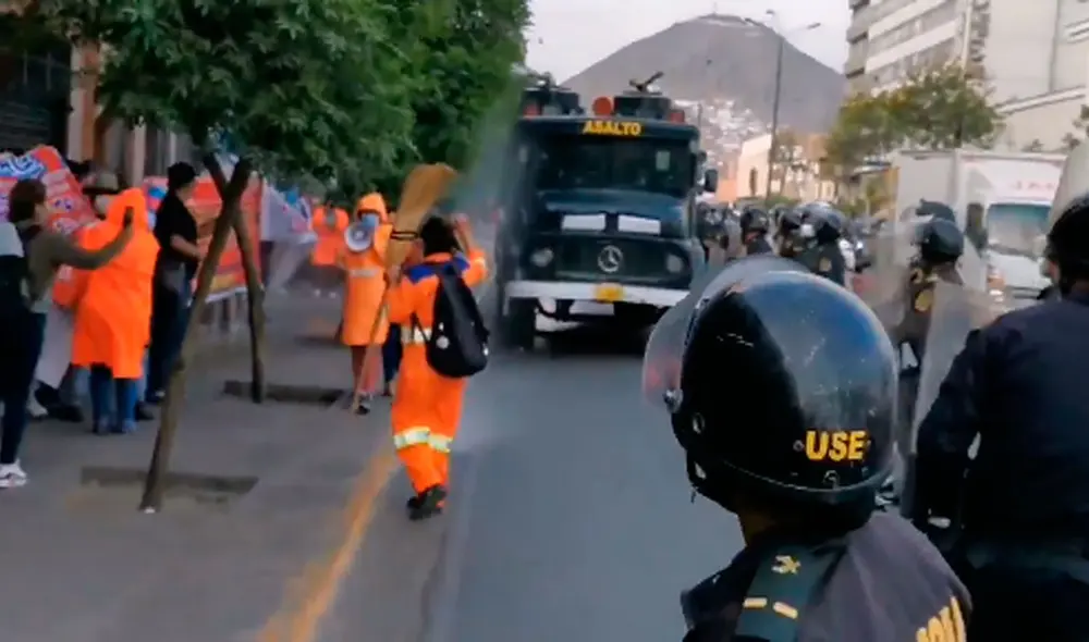 PNP utilizó tanques con agua para repeler protesta. Foto: Twitter PNP utilizó tanques con agua para repeler protesta. Foto: Twitter