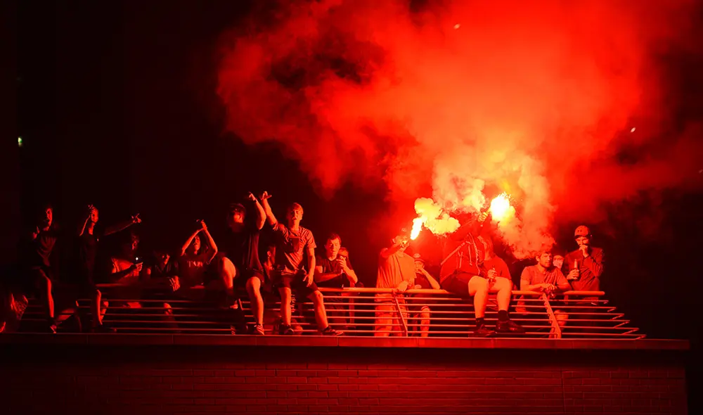 Hinchas del Liverpool celebraron el título de su equipo a las afueras del estadio Anfield. Foto: AFP. Hinchas del Liverpool celebraron el título de su equipo a las afueras del estadio Anfield. Foto: AFP.