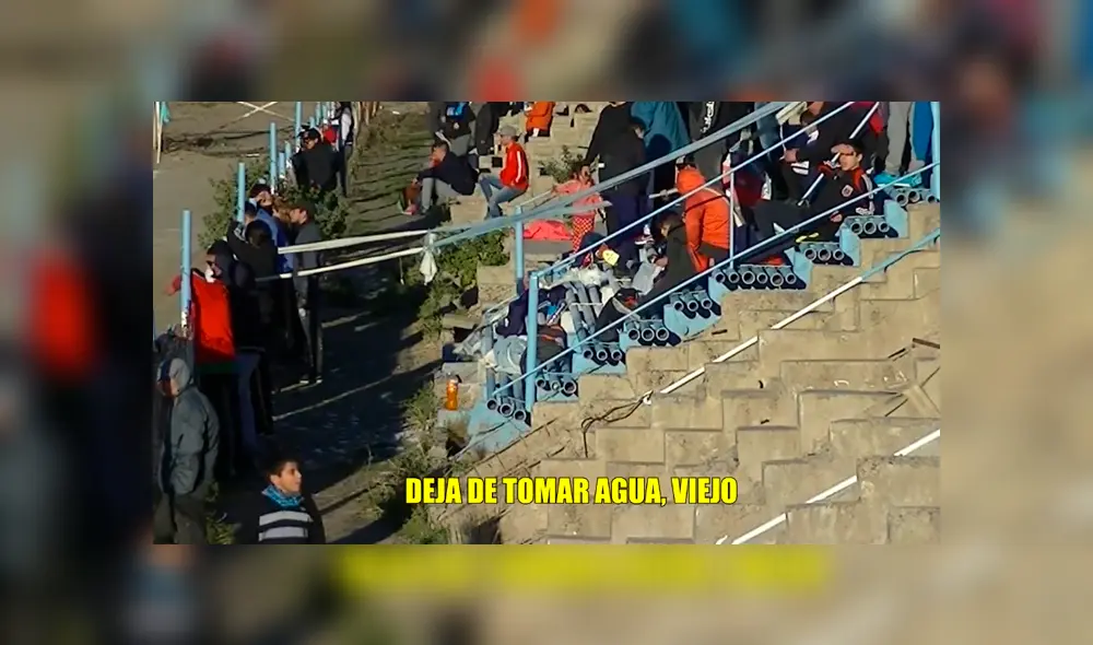 El árbitro Carlos Motto vivió un incómodo momento durante un partido de la Primera C de Argentina. La escena es viral en YouTube. El árbitro Carlos Motto vivió un incómodo momento durante un partido de la Primera C de Argentina. La escena es viral en YouTube.