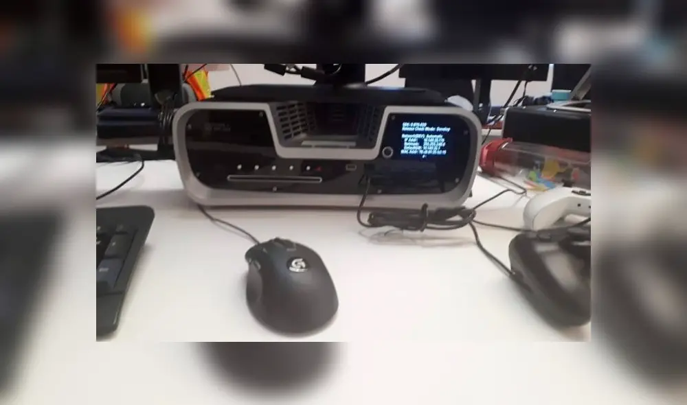 Kit de desarrollo de PlayStation 5 conectado a un monitor.