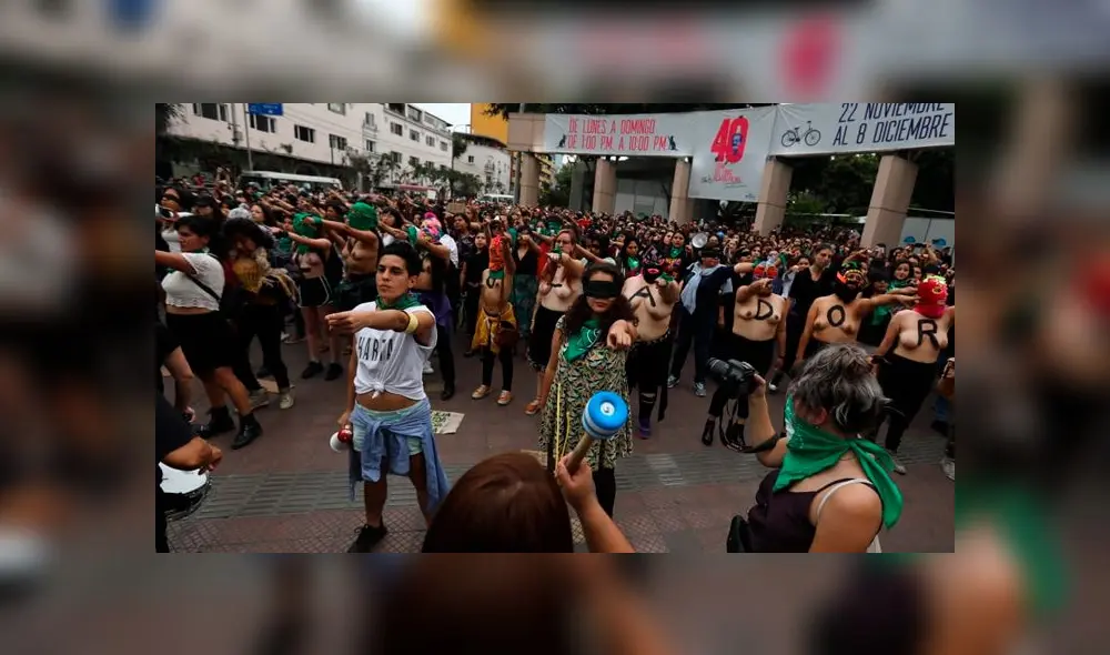 Un violador en tu camino: PNP lanza bombas lacrimógenas contra manifestantes en Parque Kennedy Un violador en tu camino: PNP lanza bombas lacrimógenas contra manifestantes en Parque Kennedy