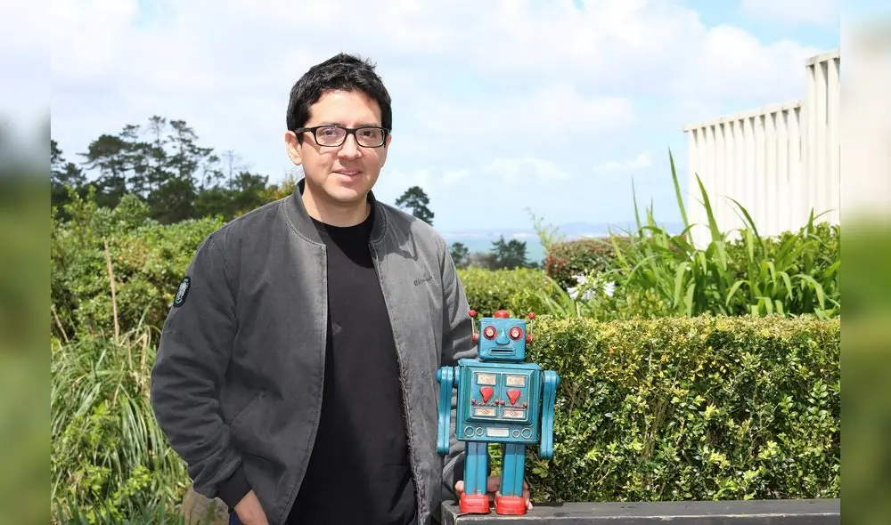 Aldo creó "El Robot de Platón" en 2013, en Nueva Zelanda. Aquí con el ícono del canal. "Al principio intenté copiar a algunos (divulgadores) que me inspiraban, pero fui encontrando mi propio estilo", dice. Foto: Aldo Bartra