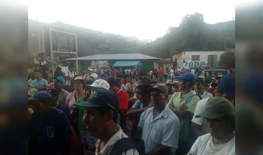 Chanchamayo: cafetaleros bloquean vía de acceso a la Selva central exigiendo la presencia de Martín Vizcarra Chanchamayo: cafetaleros bloquean vía de acceso a la Selva central exigiendo la presencia de Martín Vizcarra