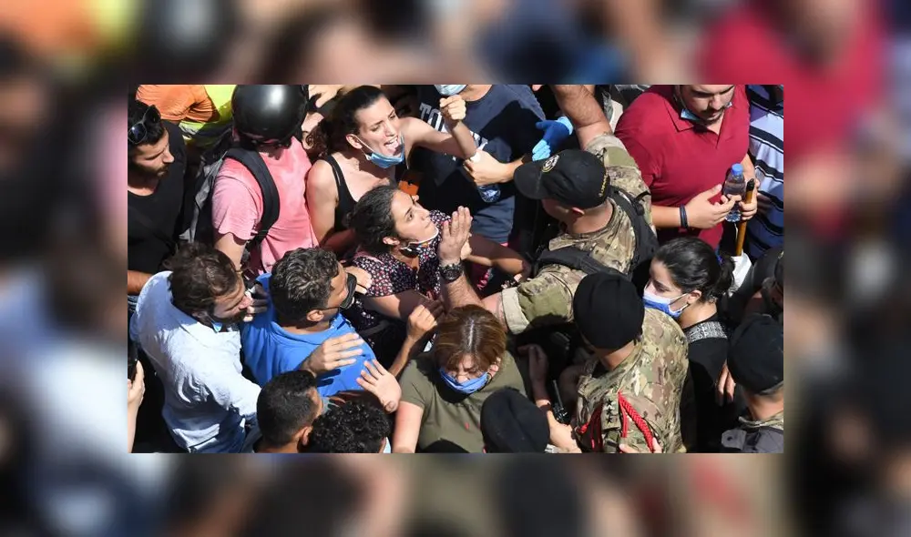 Varios libaneses protestaron en contra de los políticos tras la explosión en Beirut. Foto: AFP Varios libaneses protestaron en contra de los políticos tras la explosión en Beirut. Foto: AFP