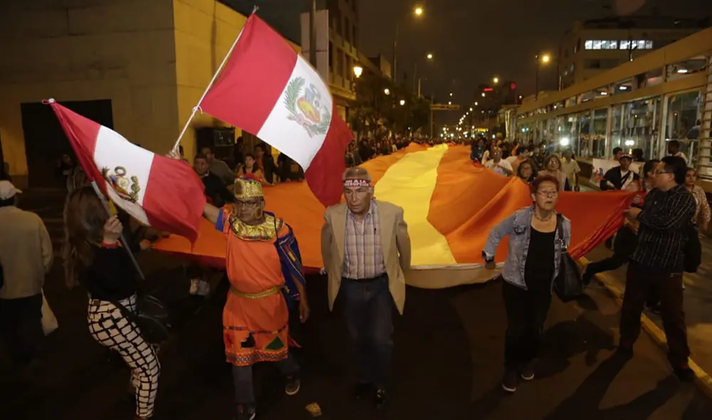 Keiko Fujimori: ciudadanía se movilizó en el Cercado de Lima tras decisión del TC Keiko Fujimori: ciudadanía se movilizó en el Cercado de Lima tras decisión del TC