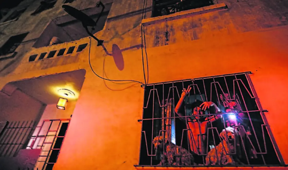 2. Agradecimiento. A pesar del estado de emergencia, Atahualpa se había llenado de alcohólicos y vendedores de droga. Ahora que la policía domina este barrio, la gente sale a aplaudirla, como este chico que lo hacía desde su ventana, junto a sus perros. 2. Agradecimiento. A pesar del estado de emergencia, Atahualpa se había llenado de alcohólicos y vendedores de droga. Ahora que la policía domina este barrio, la gente sale a aplaudirla, como este chico que lo hacía desde su ventana, junto a sus perros.