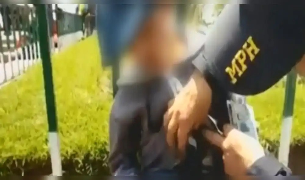 Huancayo: Madre abandona a su hijo con discapacidad atado a una reja de parque