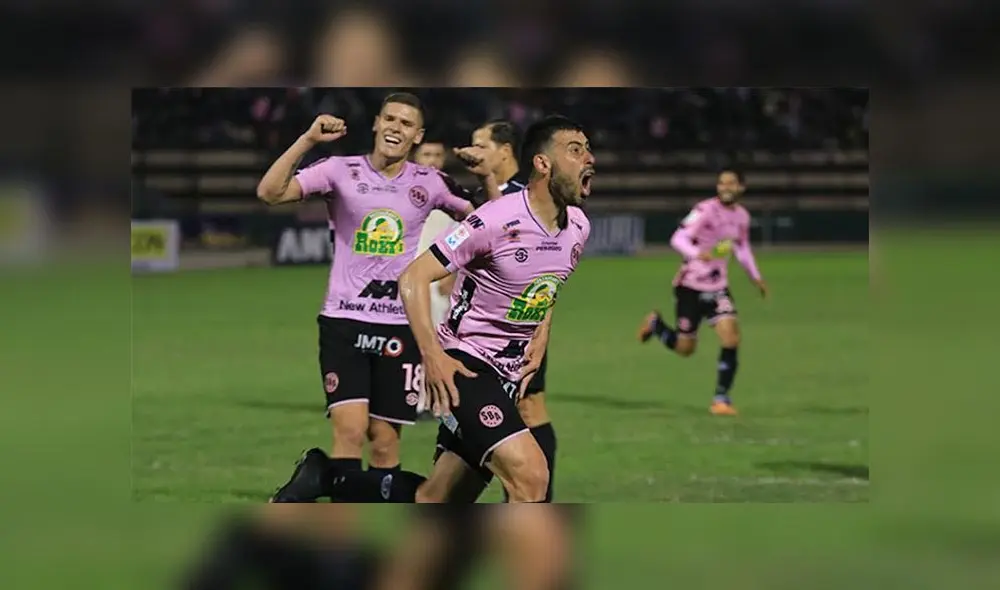 La nueva 'piel' del cuadro rosado recoge detalles de sus camisetas en los años noventa. La nueva 'piel' del cuadro rosado recoge detalles de sus camisetas en los años noventa.