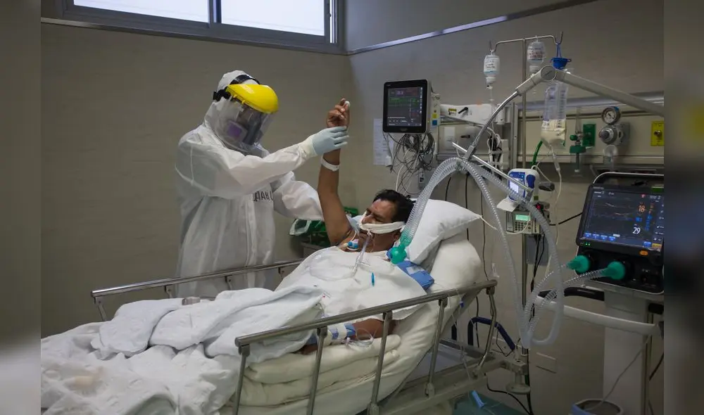 Un terapeuta físico moviliza a un paciente intubado en UCI. Crédito: Antonio Melgarejo