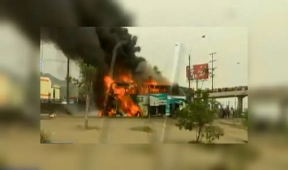 Panamericana Norte: Bus interprovincial se incendia frente a Megaplaza