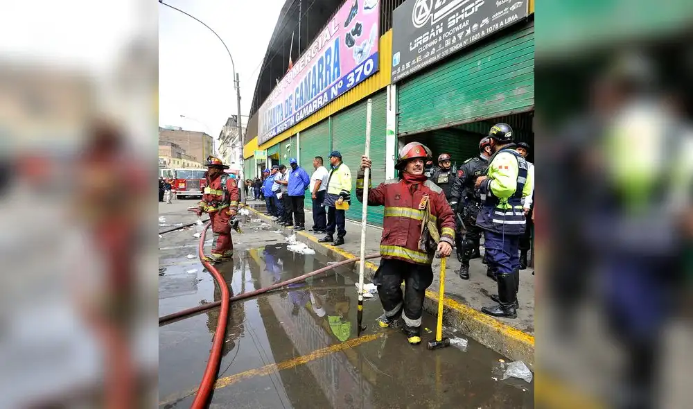 Incendio afecta varias tiendas en la zona comercial de Gamarra
