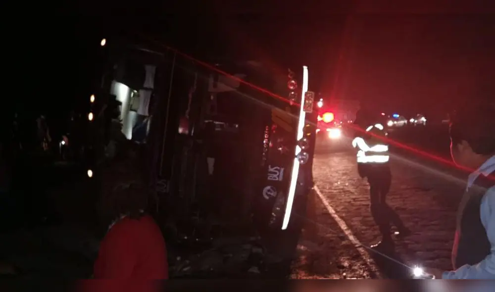 Dos fallecidos y varios heridos en accidente en carretera Arequipa - Lima [FOTOS y VIDEO]