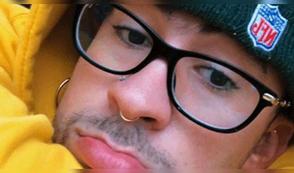 Bad Bunny pide a jóvenes que no abandonen sus estudios por la música